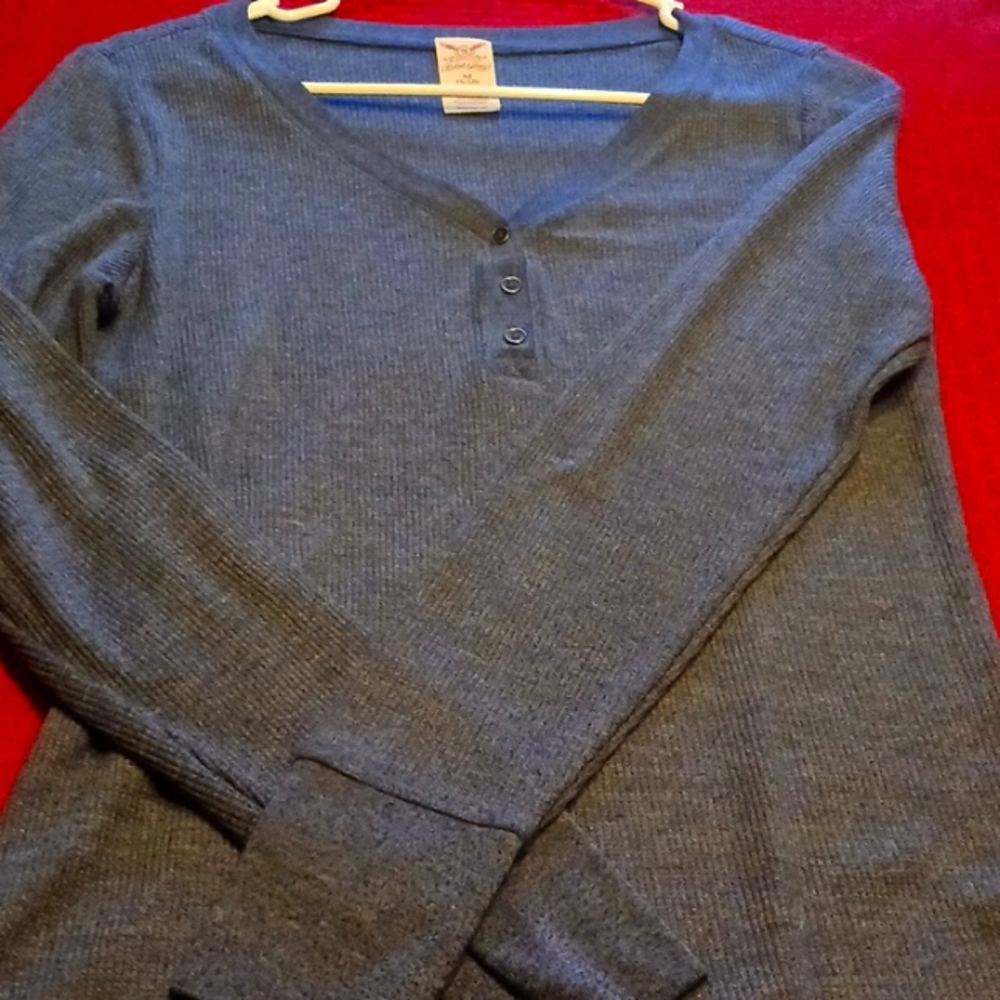 Faded glored long sleeved v-neck